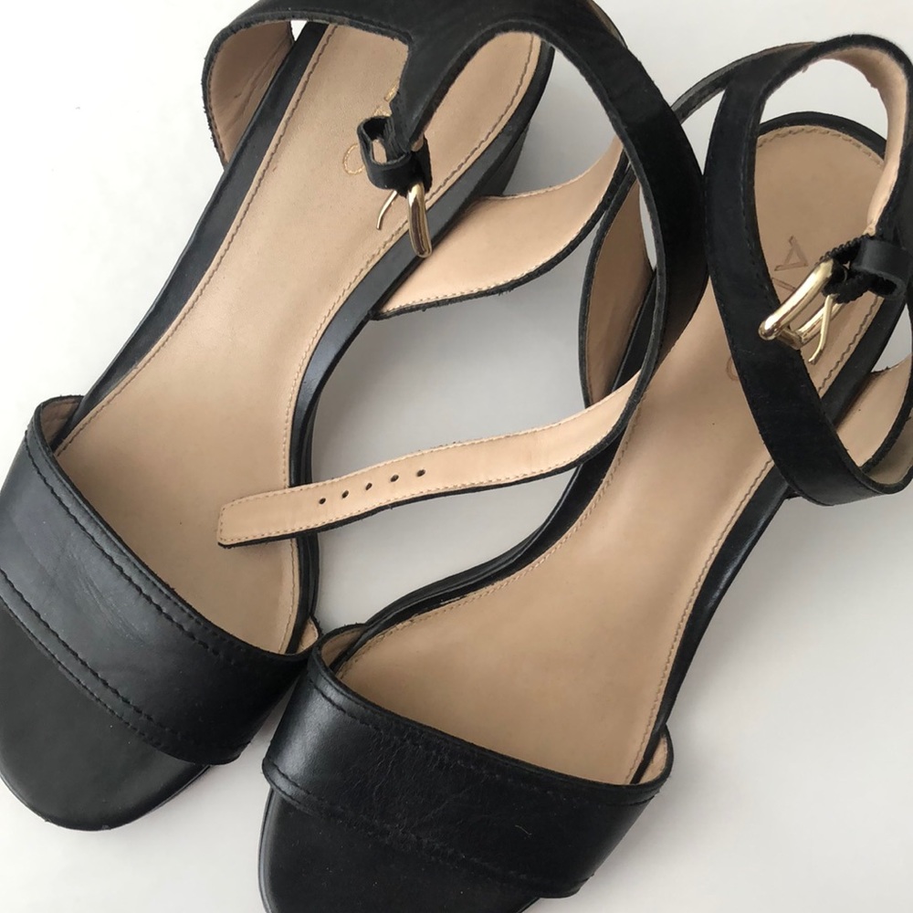 Black strapped heels 😌